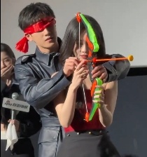 李昀锐蒙眼教孟子义射箭  李昀锐背后抱孟子义蒙眼射箭 李昀锐背后抱孟子义，蒙眼教