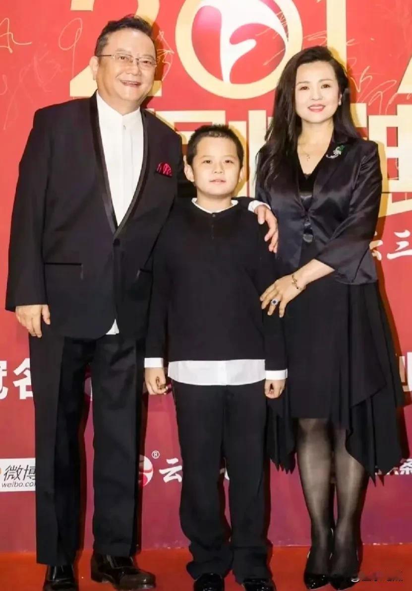 58岁的王刚和小他20岁的妻子郑艳东过着恩恩爱爱的家庭生话，还育有一儿子，儿子虎