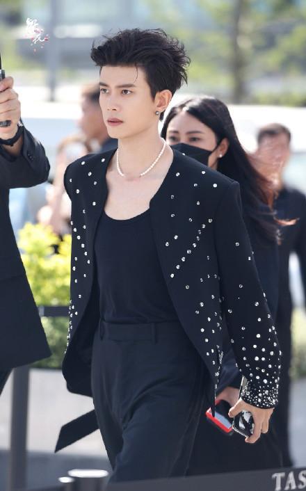 任嘉伦 周也 朱正廷 赞多同品牌活动路透几位都状态蛮好蛮养眼~ 你最喜欢谁的造型