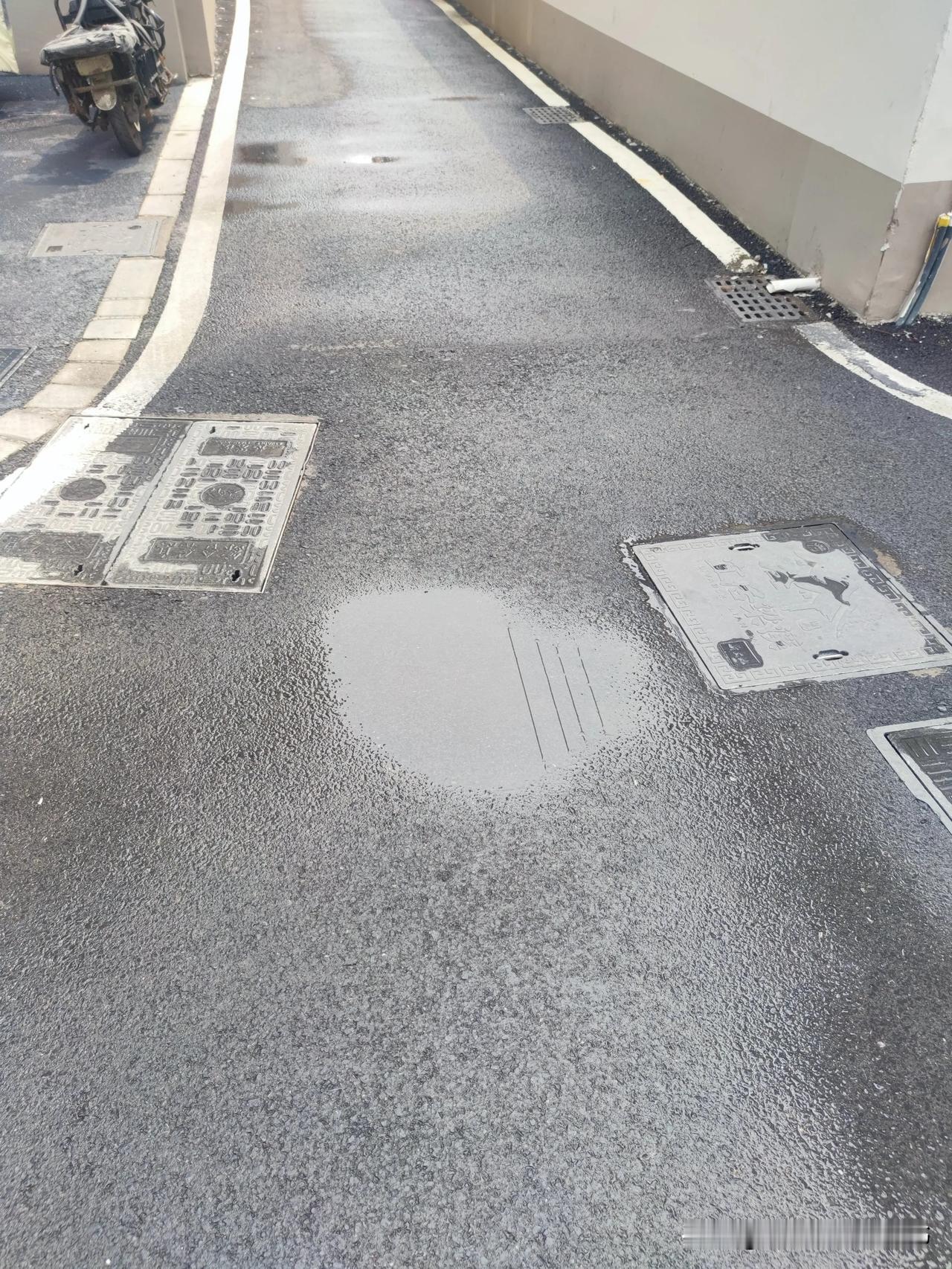 你们知道局地阵雨天气有多难预测吗？我在空调房里，外面大太阳，不知不觉顶着太阳，下