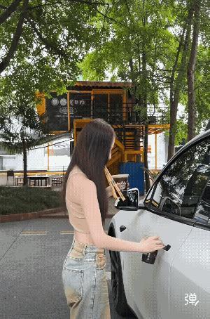 哪家店啊？买三杯都不送个袋子？脾气太好了，要是我剩下的两杯我也扔地上。