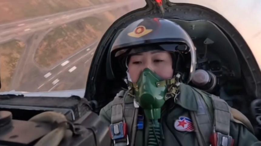 朝鲜女飞行员首次亮相飞行，又美又飒！
近日，在朝鲜空军80周年的庆典上，朝鲜女飞