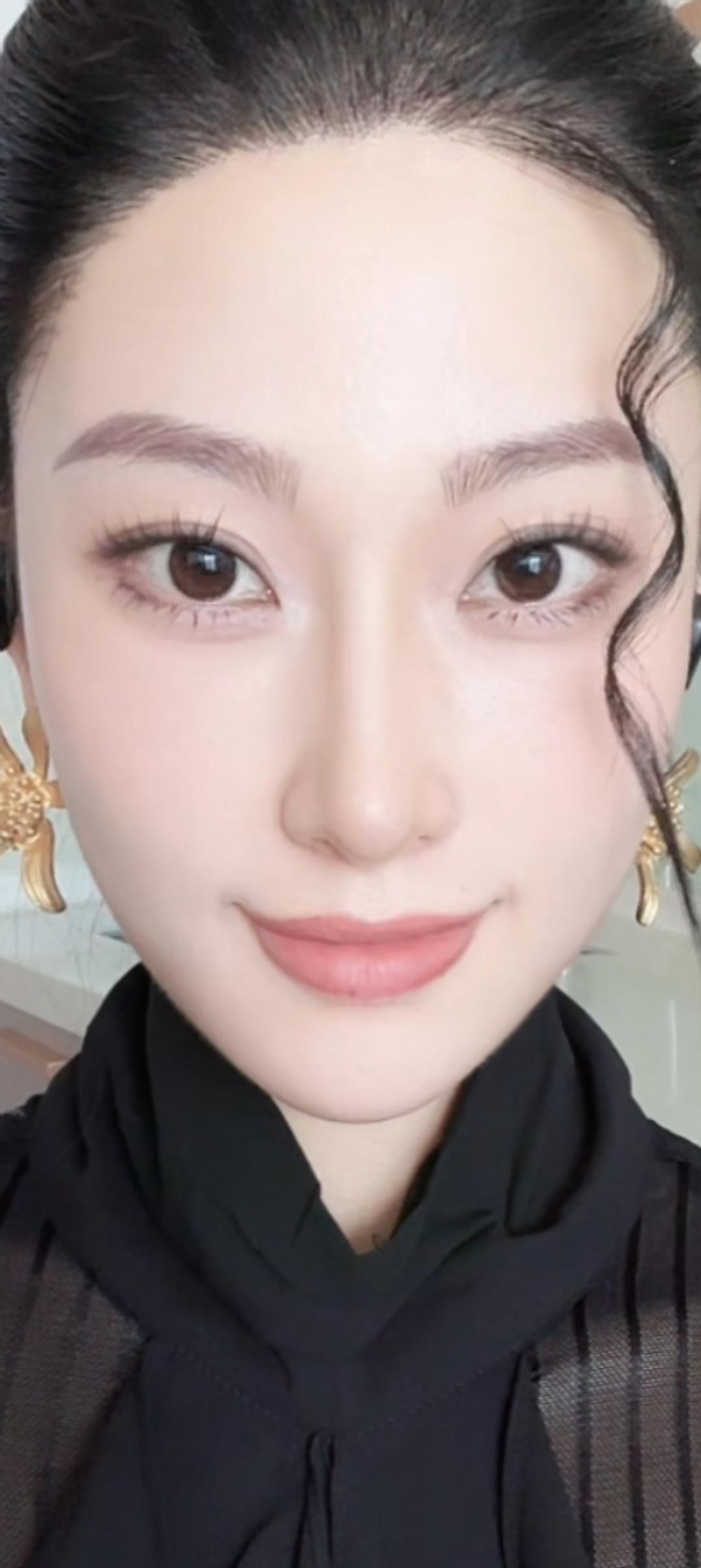 这位美女耳朵上戴了金色耳环。