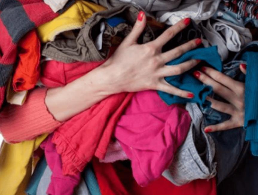 一个人，经常把自己的旧衣服送给别人，大多会是这种命运
在这个物质丰富的时代，我们