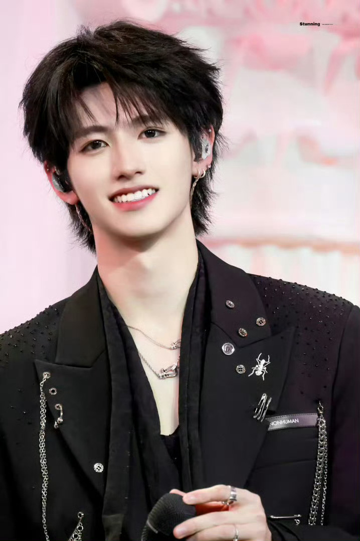 朱志鑫站姐拍赵丽颖朱志鑫站姐镜头下的赵丽颖也太绝了！长发温柔灵动，短发利落飒爽，