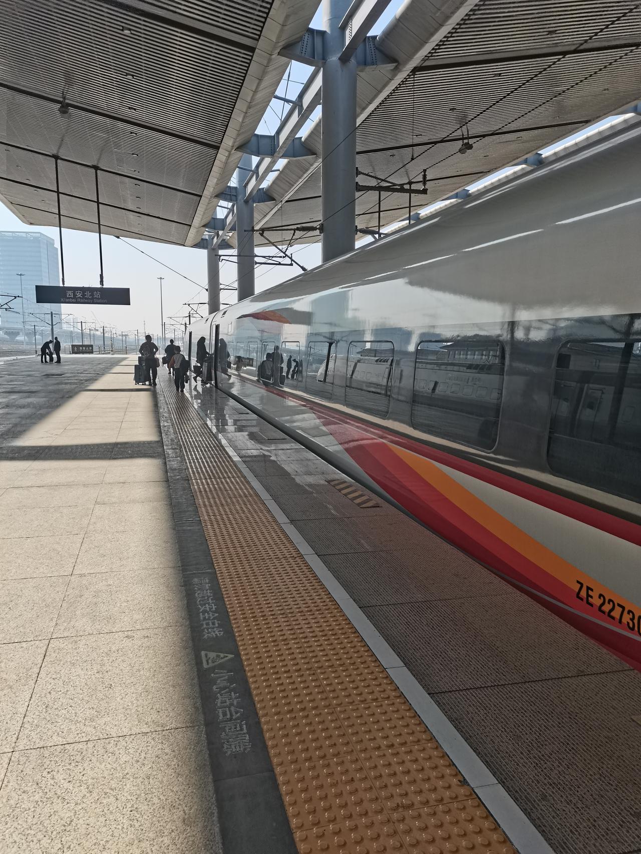 西安北站，也是很多人，月台也不错！
春运 西安东站 过年