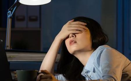 白天昏昏沉沉，晚上睡不着觉，其实就是阴阳不调了！
 
在中医学中，阴阳平衡被视为