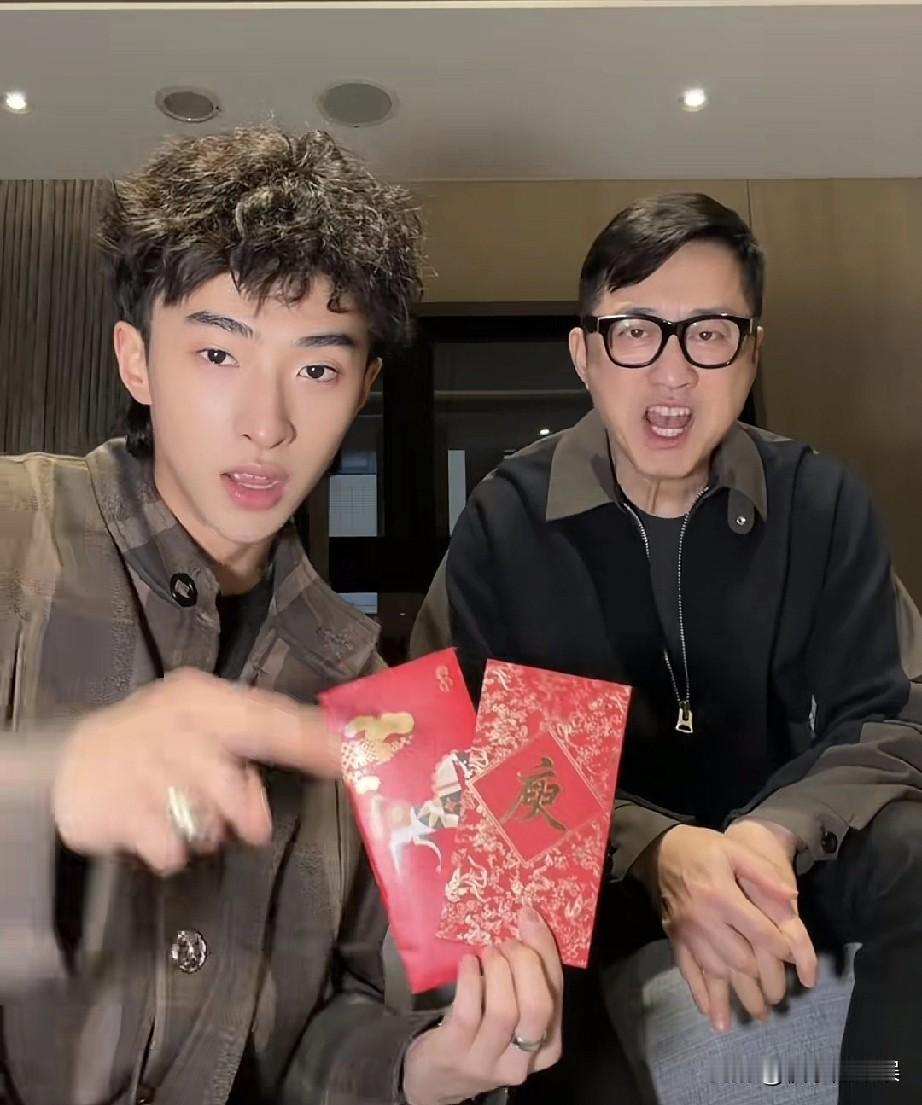 庾澄庆也是很爱儿子的
每年过年不管再忙都会抽出时间陪儿子录制新年祝福视频，这也是