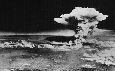 1945年，一名日本广岛姑娘正在擦桌子，突然白光闪过，她登时昏厥，醒来才知道，距