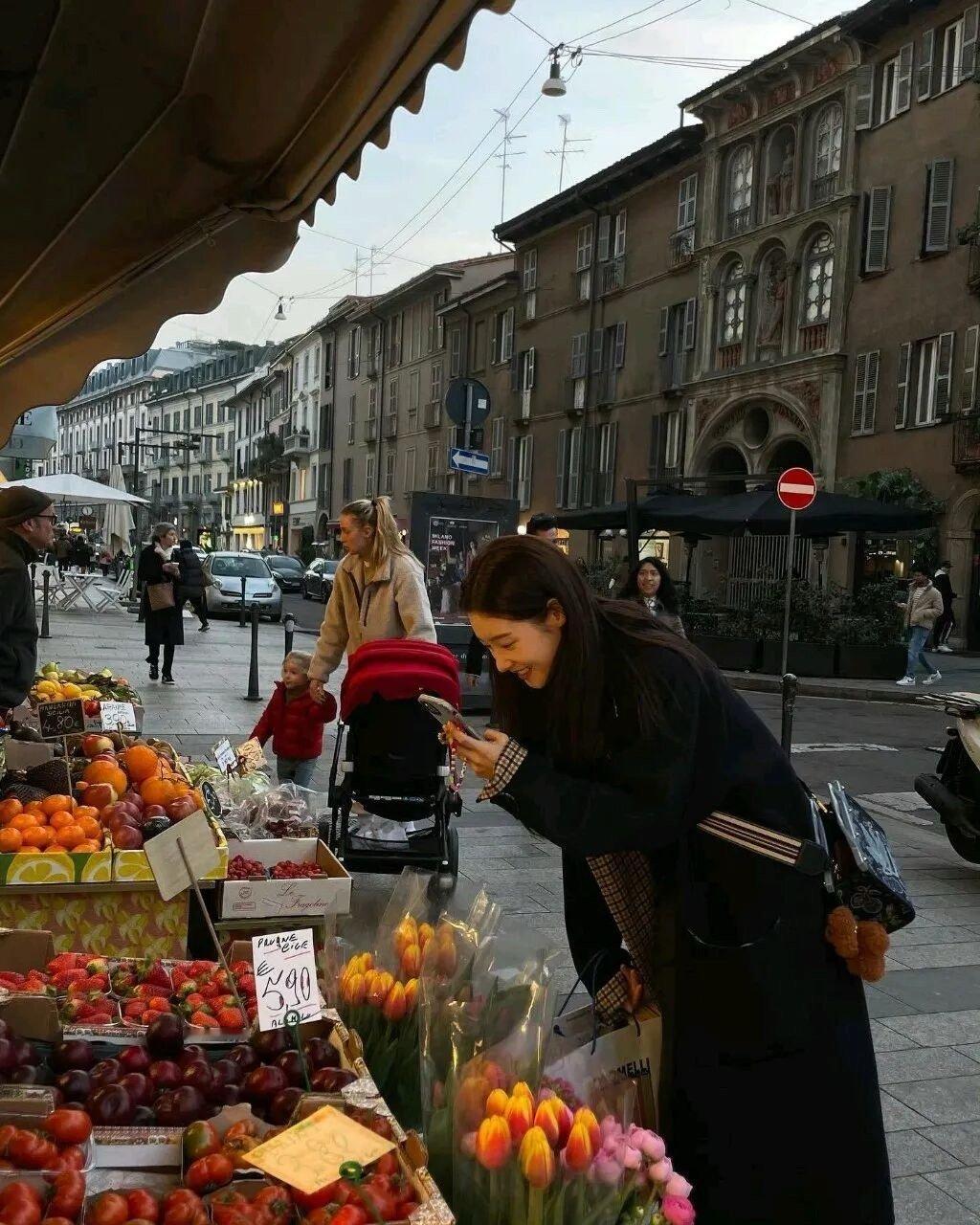 这个世界很喧嚣,做个俗人就很好,爱金钱,爱自由,爱生活,爱自己。   