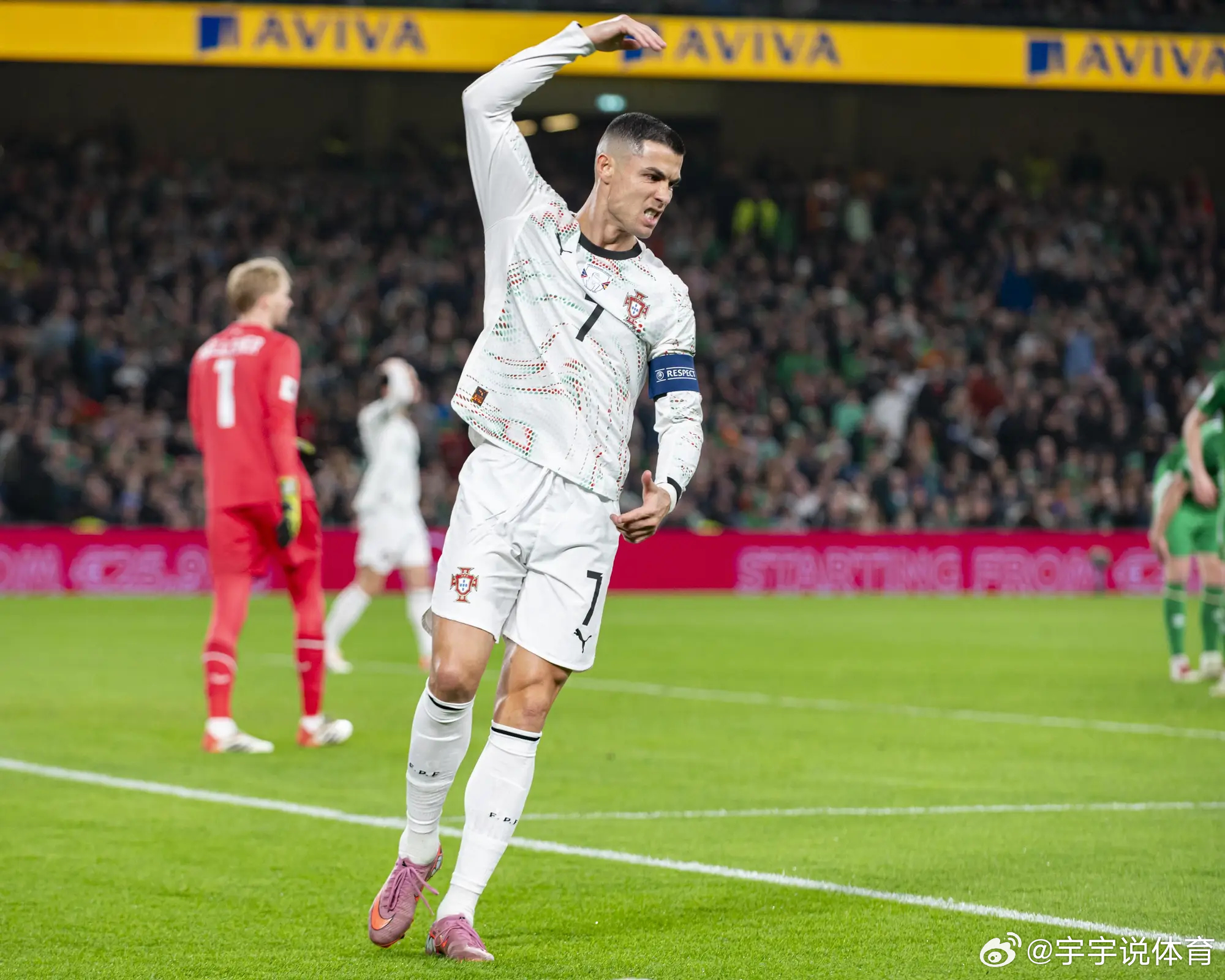 记者：葡萄牙若想夺得世界杯，C罗必须替补，他在场上拖累了球队解放报记者施耐德在参