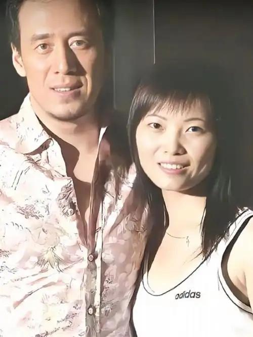 1996 年，白雪宣布和杨坤分手，临别前，她扯下脖子上的项链递给杨坤，说道：“留