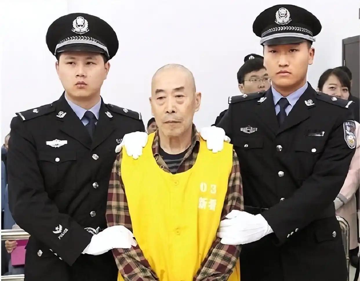 “癌症算什么？艾滋病又算什么？”

九十年代，一个只有小学文化、曾经入狱的人，靠
