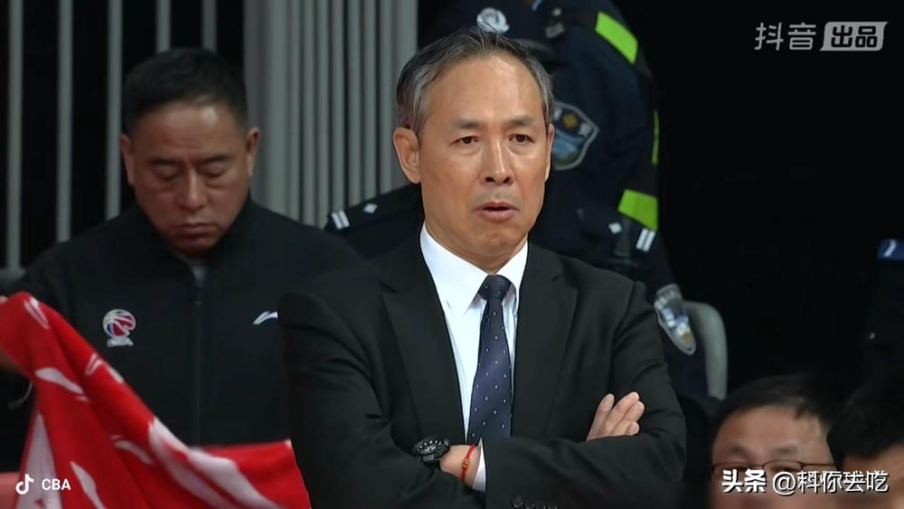 杜锋那句“20分算个屁”，这回真让北京队给砸自个儿脸上了。
领先20分，主场金