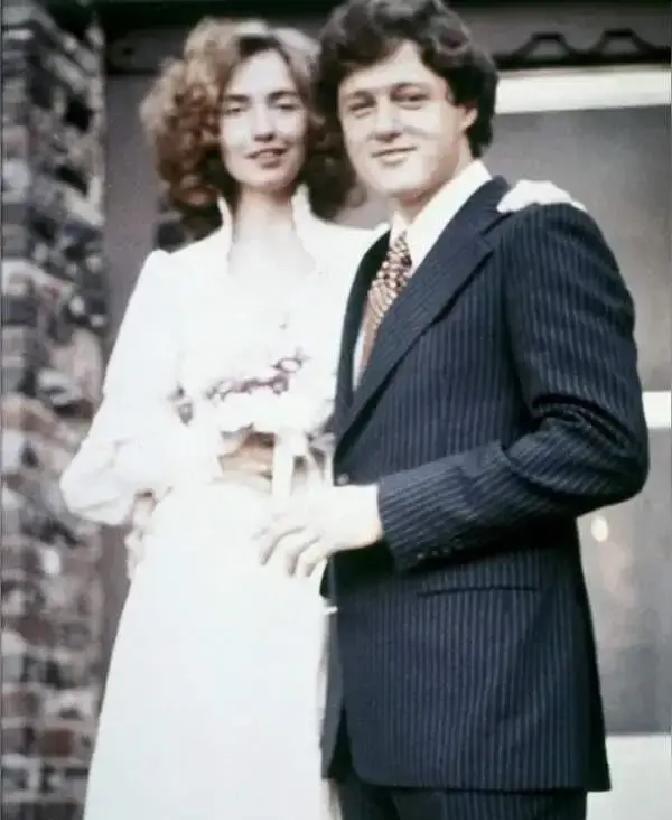 77岁的克林顿又在撒狗粮了？
十指紧扣的戏码，演给谁看呢！
别被眼前这对白发苍苍