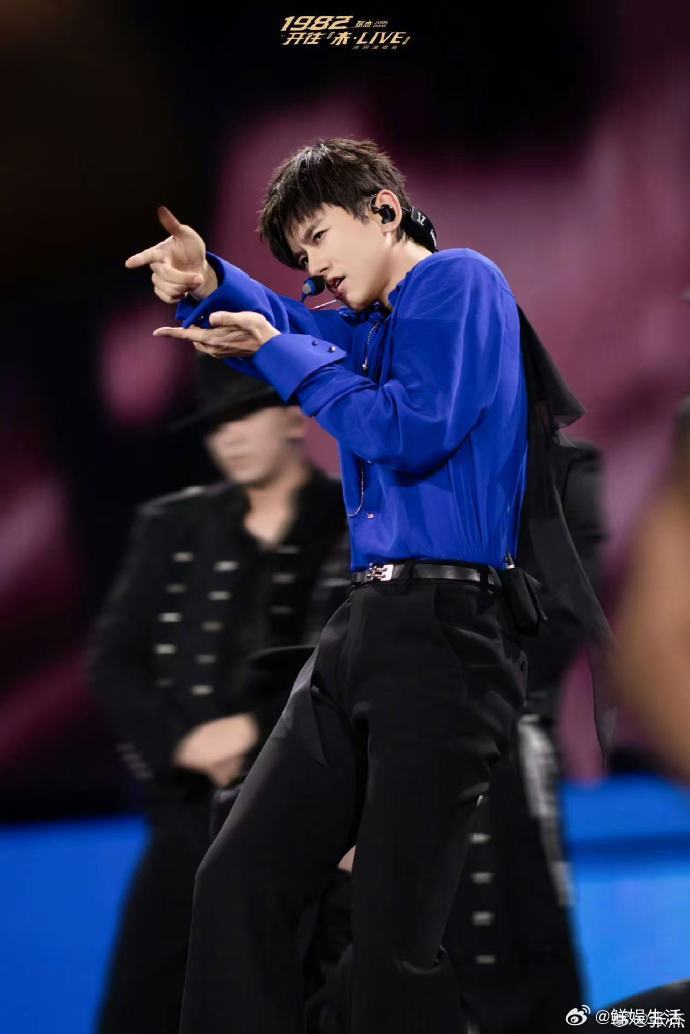 张杰南京演唱会抢票早早就位蹲守张杰南京演唱会抢票，期待手握门票，走进场馆感受歌声