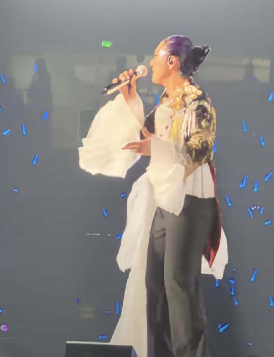杨千嬅在重庆生日限定音乐会上官宣了2026新巡演《Live MY LIVE 1.