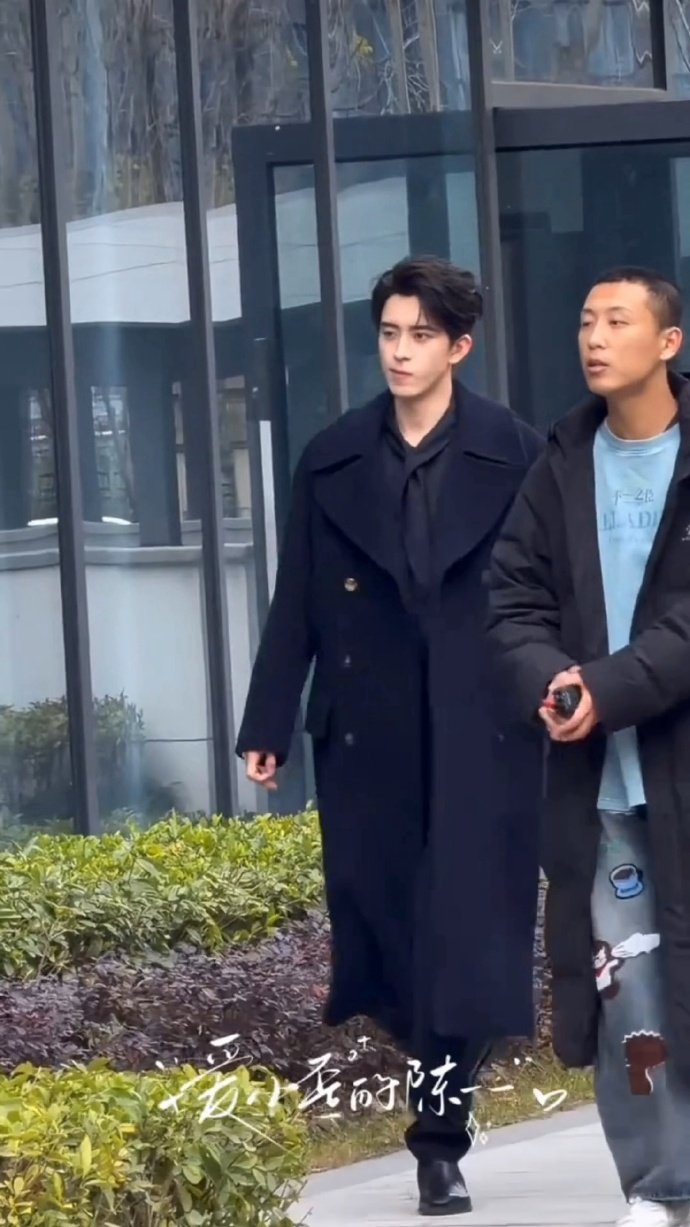 敖瑞鹏血管分明的手敖瑞鹏无名指戴戒指的手我细品 敖瑞鹏无名指戴戒指的手我细品，谁