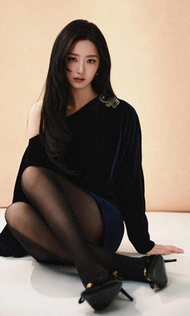 邓恩熙｜VERSACE，黑色酷美亮相