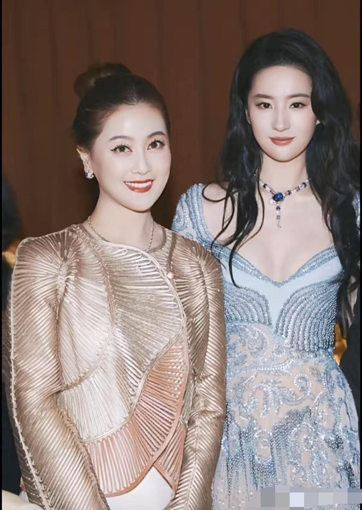 刘亦菲旁边美女是谁？气质完全不输刘亦菲