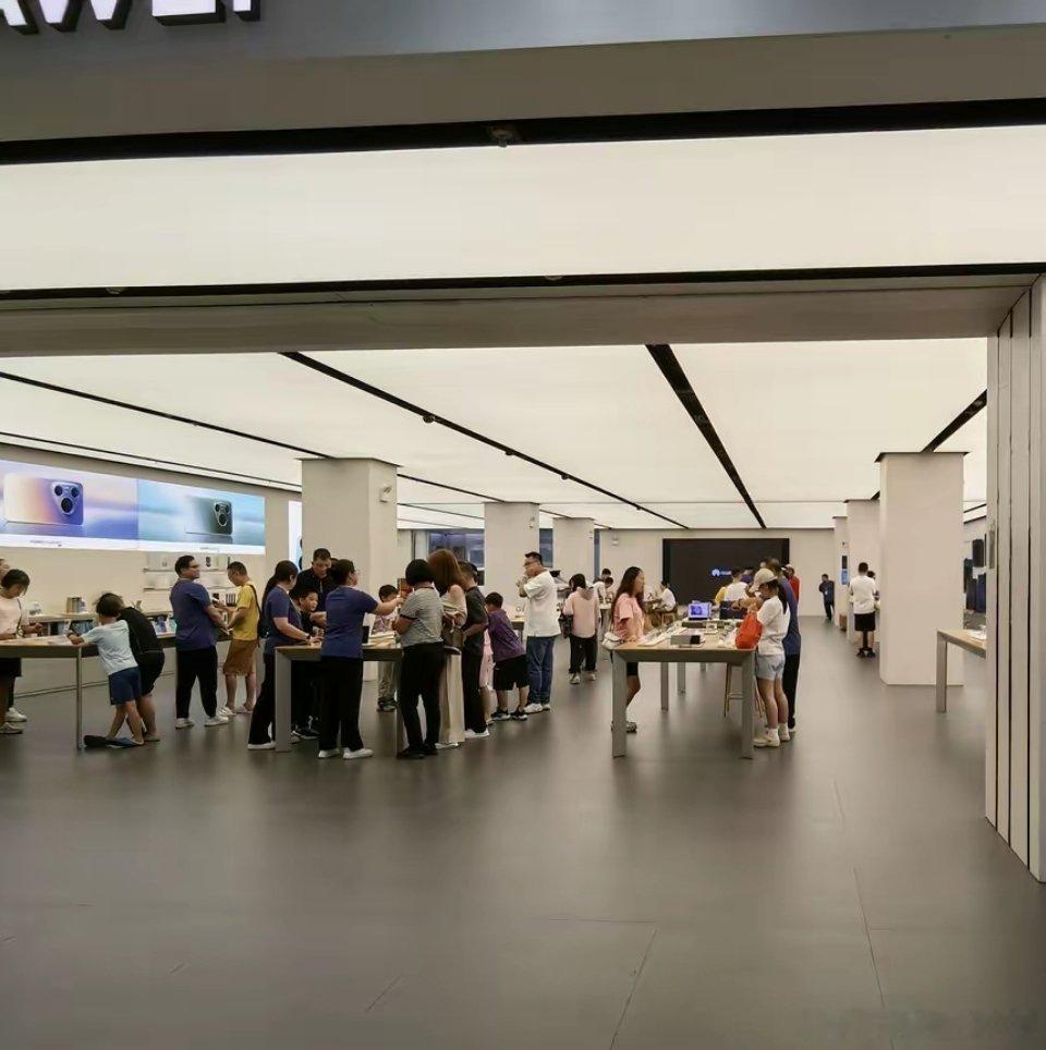 周末去逛了华为和小米店为啥人流量差距还是这么大 