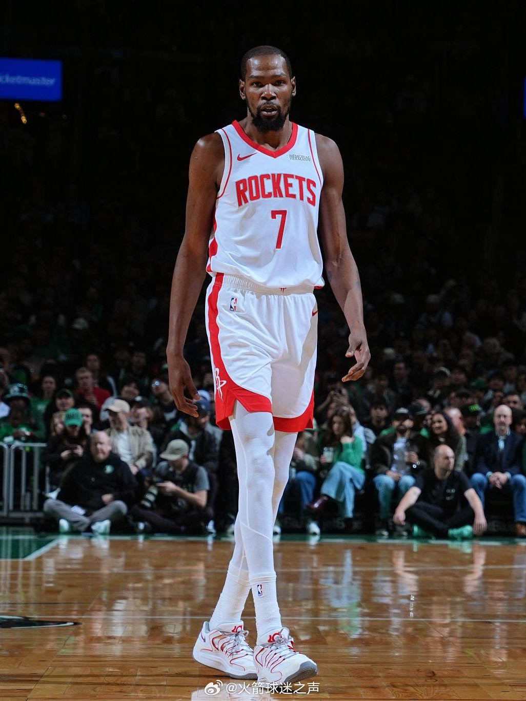 记者：“虽然赛季才刚开始两周，但你对球队的现状感到满意吗？”杜兰特：“我并不觉得