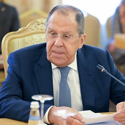 双标玩炸了！俄罗斯打乌，美国狂送武器不手软。美国打伊朗，俄罗斯照搬硬刚，半点儿不