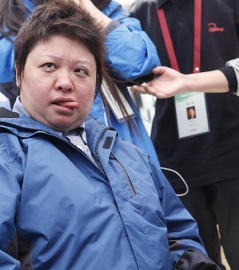 骂声，帮手，火上浇油。

韩红最近被骂得挺惨，

本来想靠救灾行动缓一缓。

结