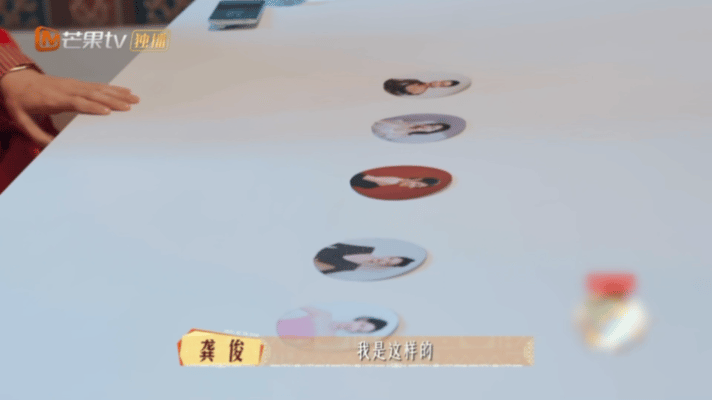 李沁捷克站导游 选举中李沁凭借洒脱气质成功当选，看着她活力满满的样子，感觉捷克的