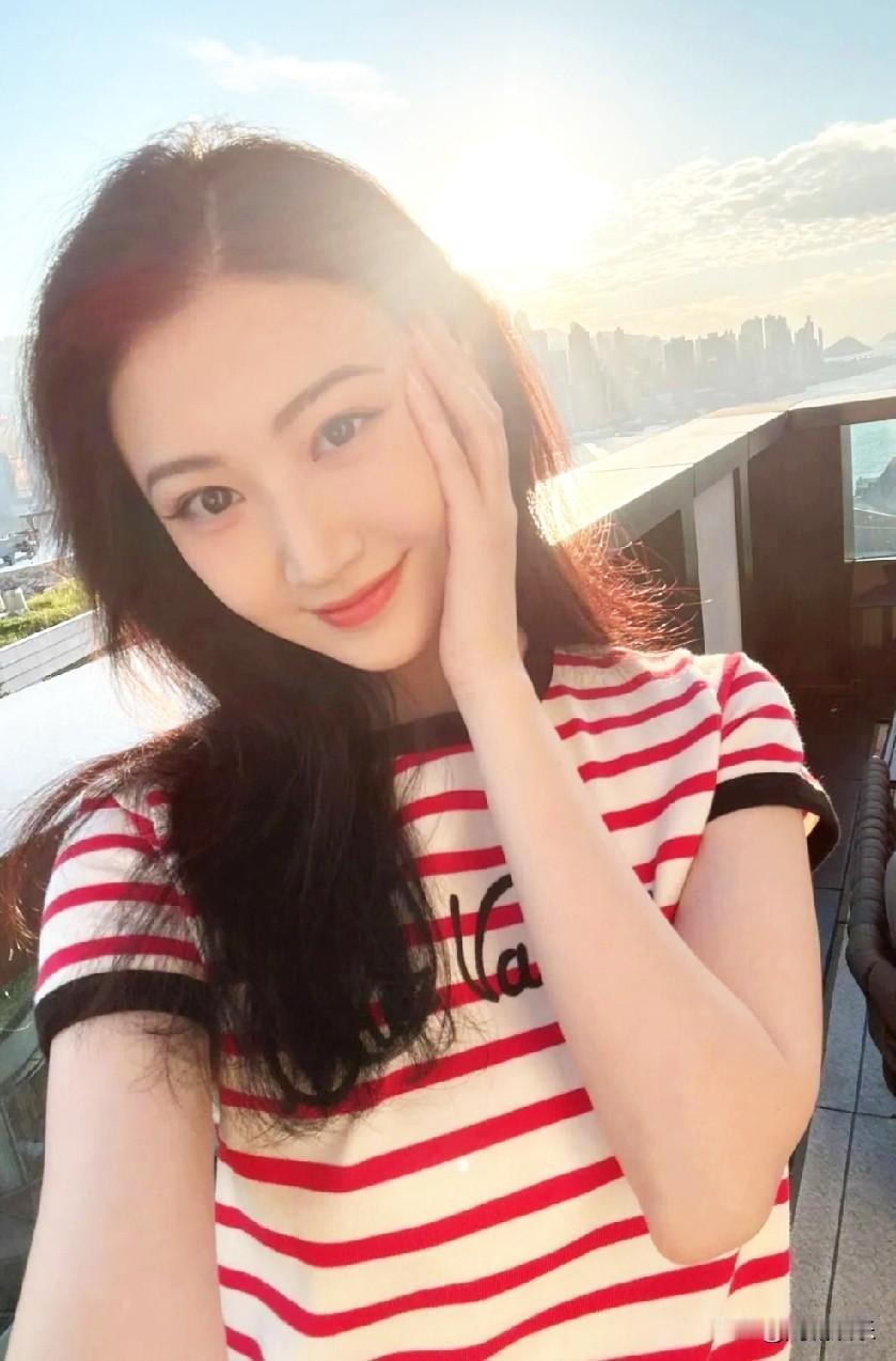 37岁景甜逆生长成“甜妹天花板”？冻龄密码竟是催婚宣言？
    当红小花景甜最