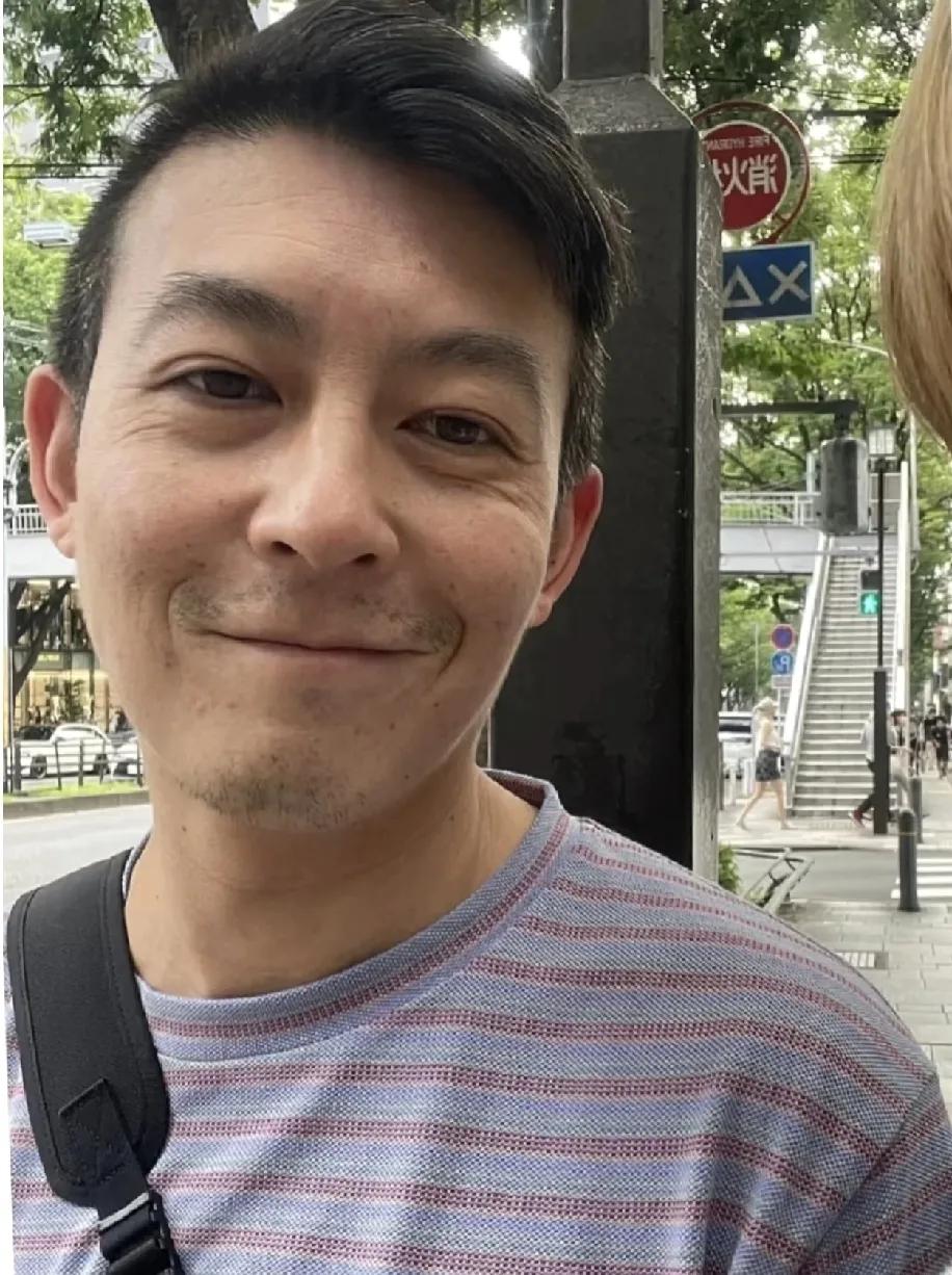 不要嘲笑哥，
我敢说现实中44岁的男人没有几个比他年轻的！