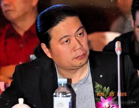 文化人就是不一般，看看人家汪海林，讲个笑话的功夫就把张丹丹教授批了。全程不带一个