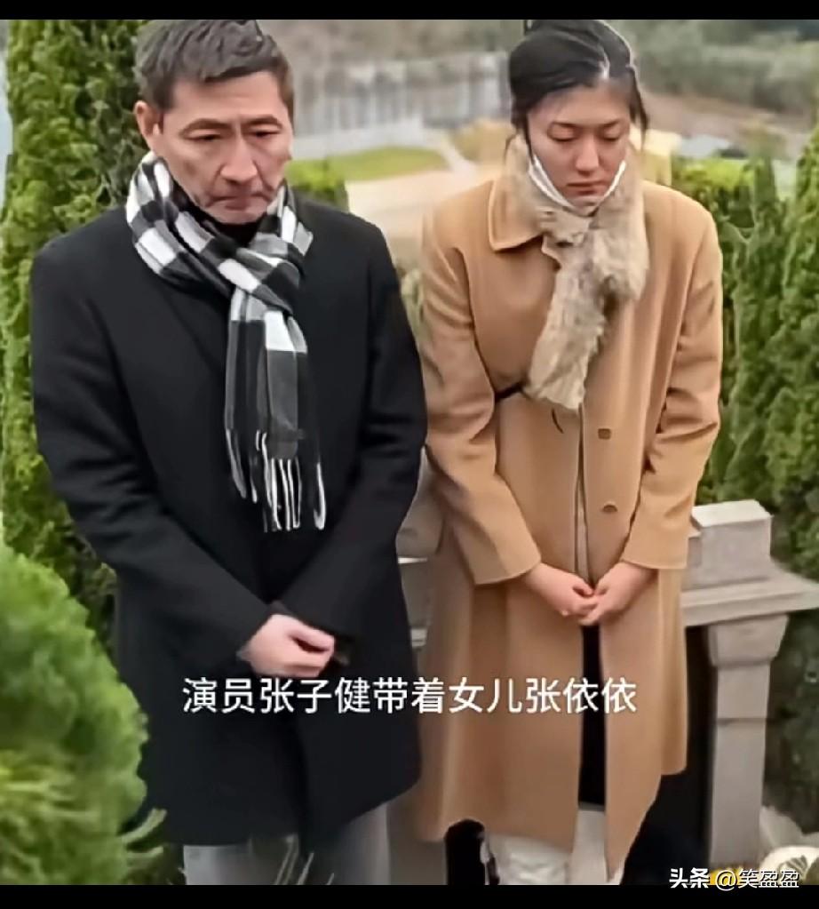 演员张子健带着女儿张依依站在前妻李婷墓碑前祭奠时的一幕，张子健当初与前妻李婷同是