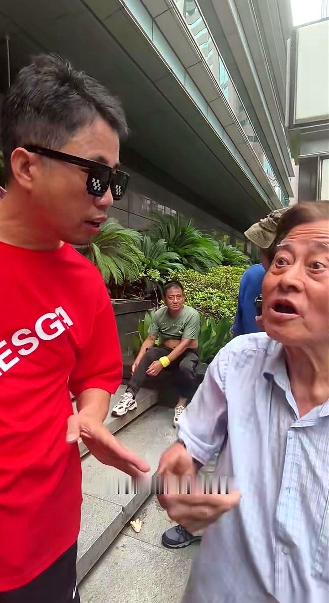 “年底请大家吃两顿饭！”上海一个工地上，爷叔话刚喊出口。
旁边一个红背心大哥听完