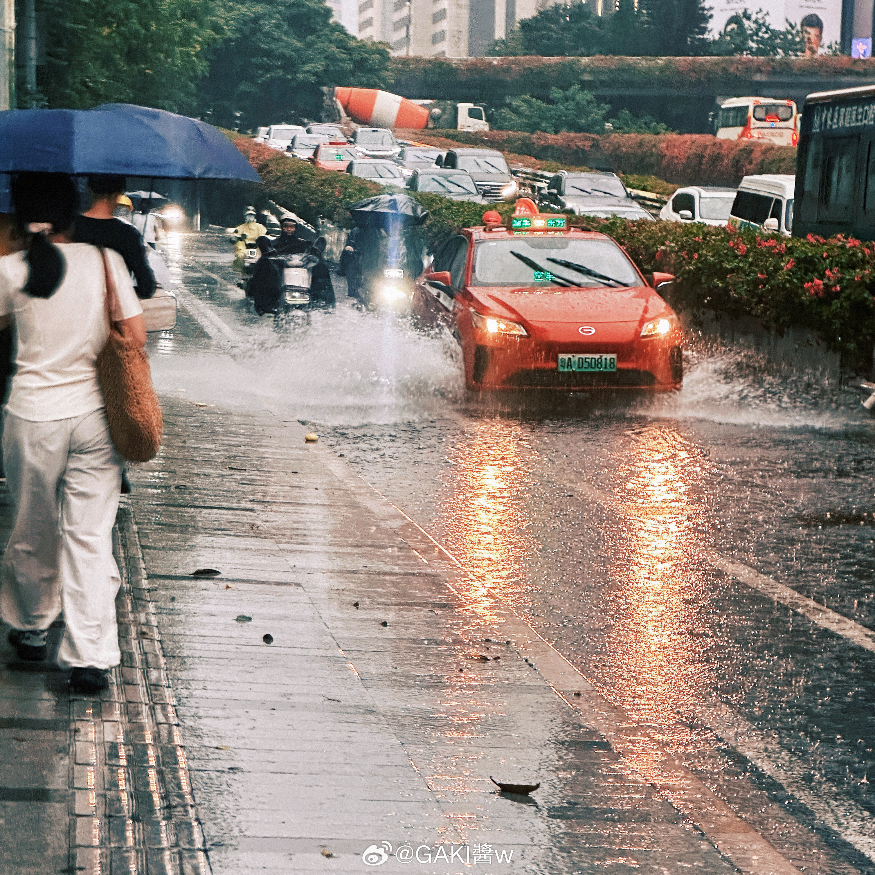 gakiki  牛马下班变水马广州市政几时能把路搞搞好每次下雨路边必留一滩水