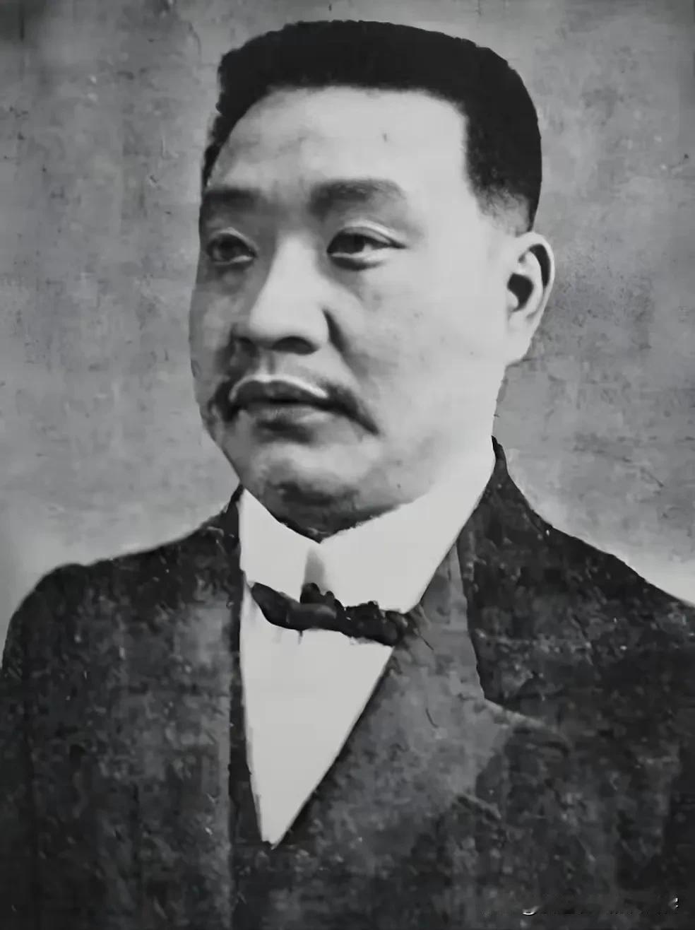 1879年，浙江巡抚谭钟麟午睡之后，路过通房丫头卧室时与之发生关系，而就是这一次
