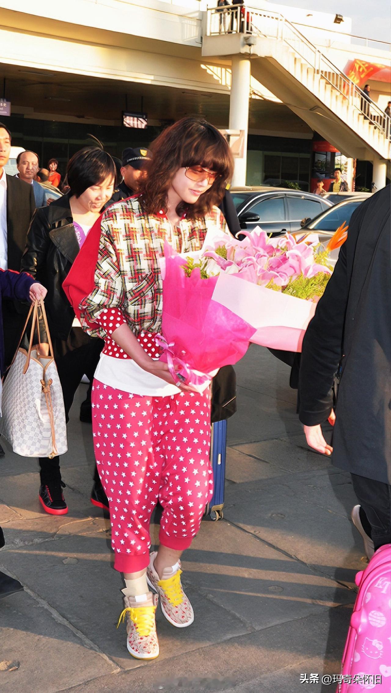 🎆周海媚女神 | 早年机场look，现在看依然敢穿！
格纹衬衫+波点内搭+星星