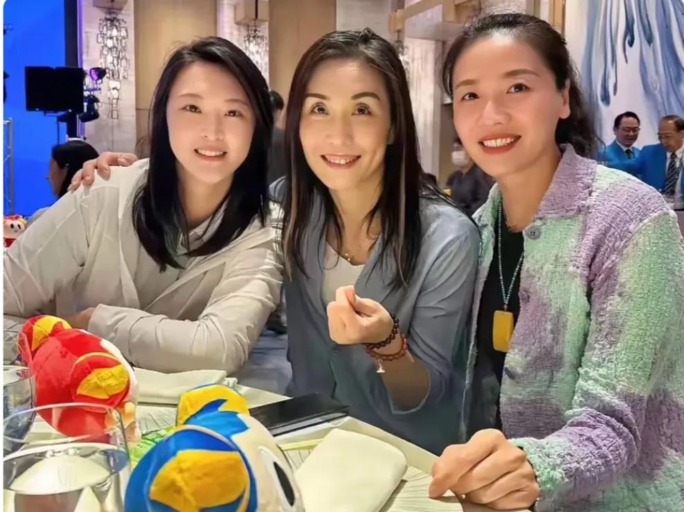 这三位美女中，有一位曾担任过 中国女排队长，多次带领中国女排夺得世界冠军。你知道