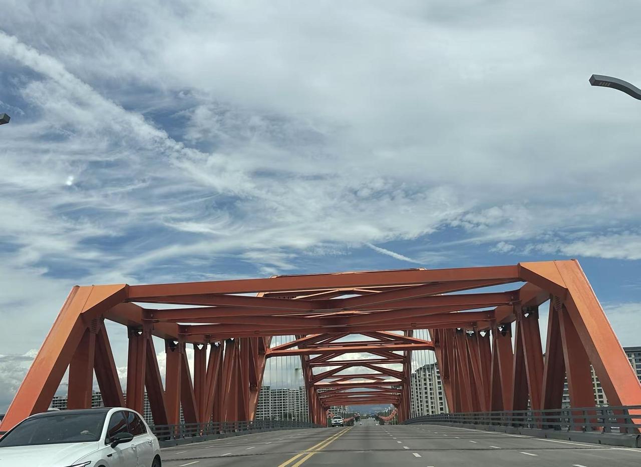 已成功从2800营地经南坡核桃坪方向下撤成功，中途地势较平缓，没有遇到阴雨天气，