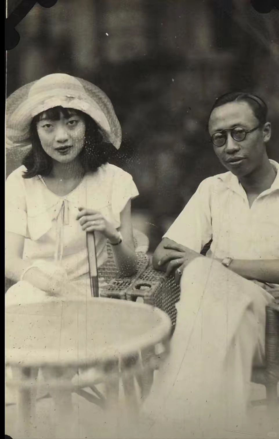 没想到这对穿洋装喝下午茶的男女，居然是清末帝溥仪和皇后婉容。这张照片是伪满初期俩