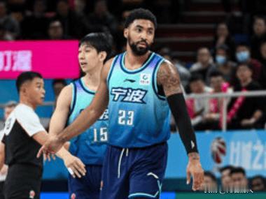 火箭旧将小马丁在CBA不灵！表现太一般了，在CBA赛场没有投射，注定不能上场
