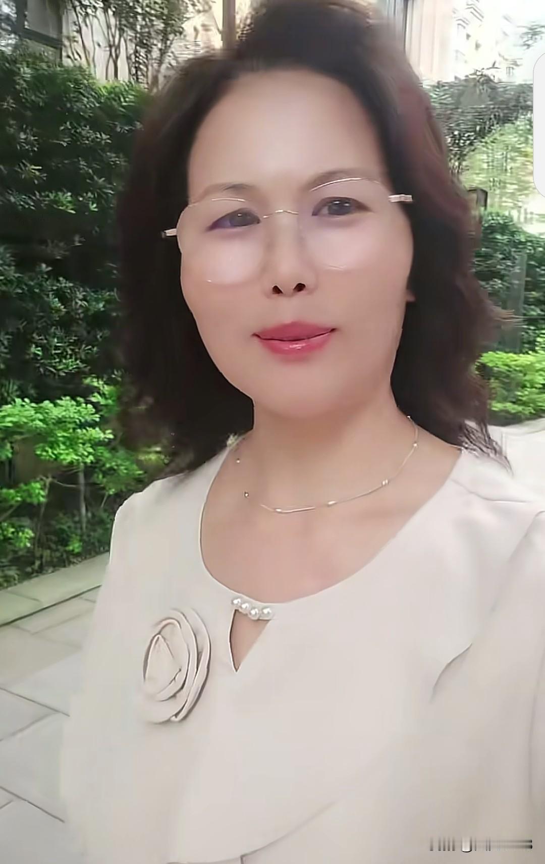 小杨阿姨回弯弯工作。抽空更新的视频中的小杨阿姨是越来越年轻了，并且还有气质了。