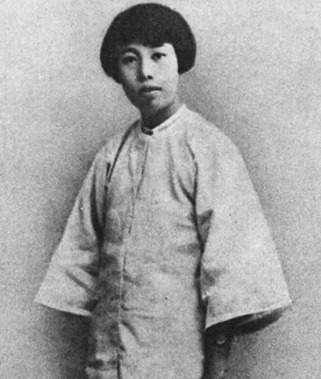 1941年冬，日军看着满身伤痕的许广平，愤怒地喊道：“把他的衣服扒下来！”很快鬼