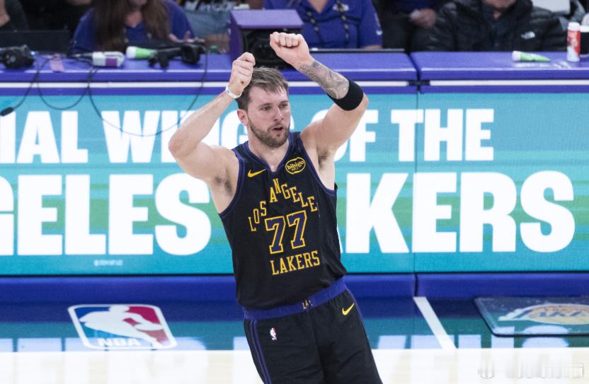 NBA杯，湖人半场60-62落后独行侠。上半场，面对旧主的湖人球星东契奇表现出色