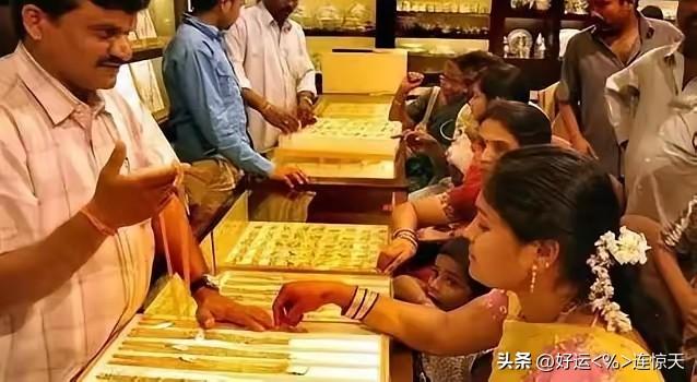 印度想把自己存在美国的黄金运回家，美国不让。可另一边，中国却用聪明的办法，把黄金