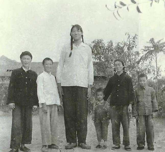 2005年，湖南湘雅医学院的标本室里，存放着有中国“第一女巨人”之称的曾金莲的遗