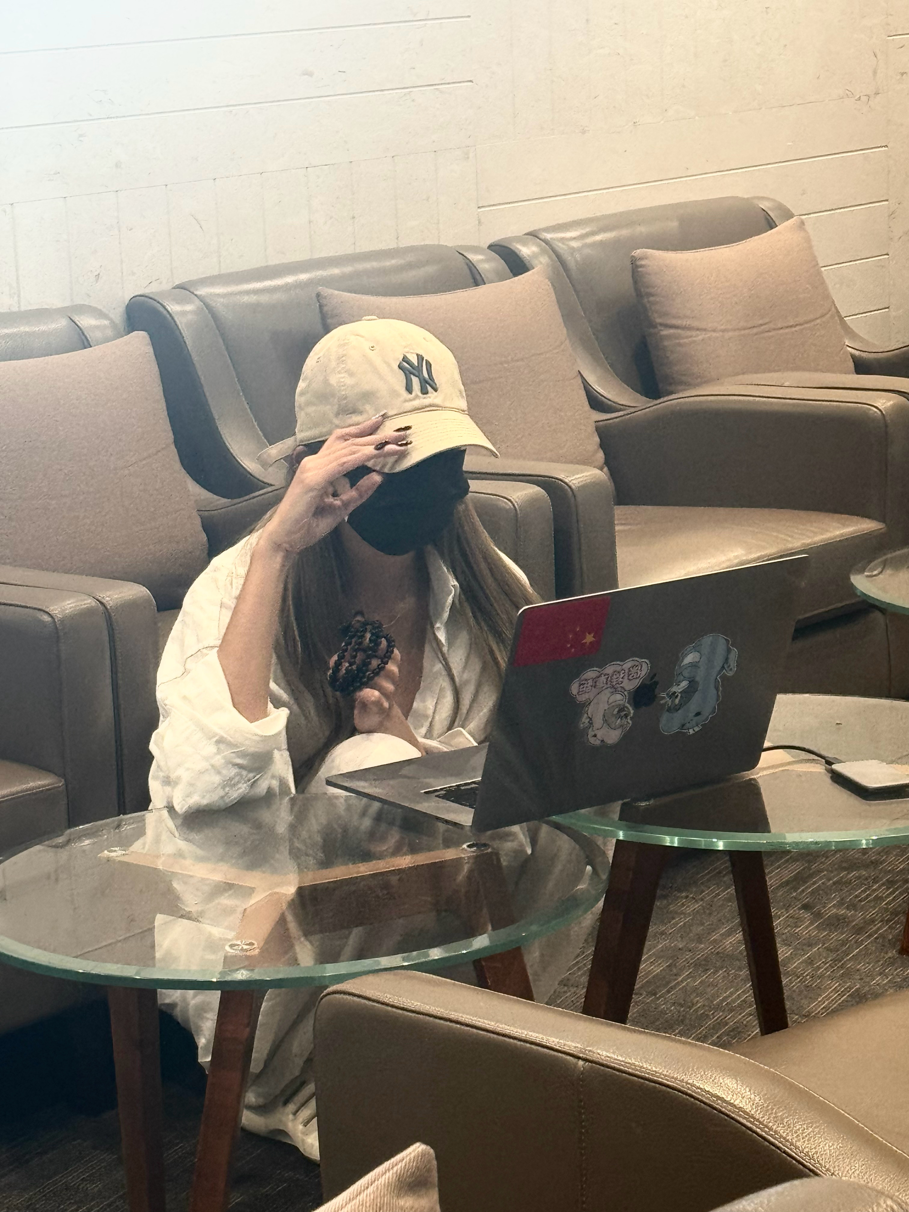 今日份 延误 小萌在干嘛… 肯定没在工作在懊恼我的云盘美剧都不见了呗！并且咸鱼也