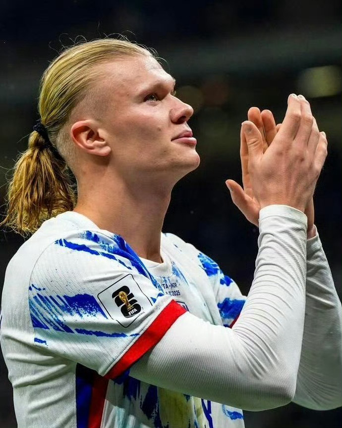 哈兰德在挪威的地位估计和C罗在葡萄牙差不多