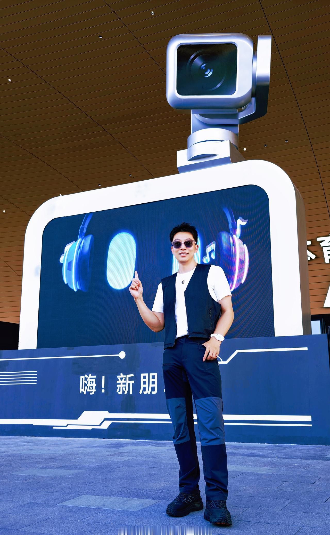 Phone荣耀发布会 
今晚，荣耀正式推出全球首款机器人手机Robot Phon