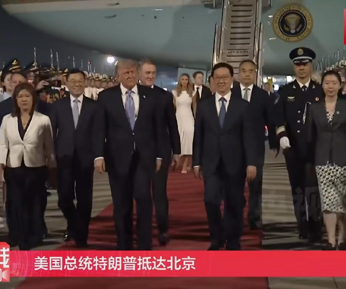 美国特朗普总统于13日晚抵达北京。
特朗普下飞机微笑与欢迎队伍打招呼，气氛很轻松